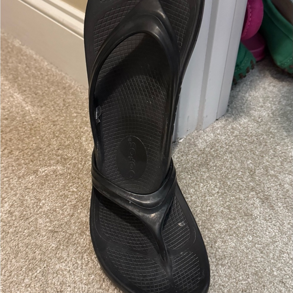 OOFOS Black Sandals Classic Thong Style